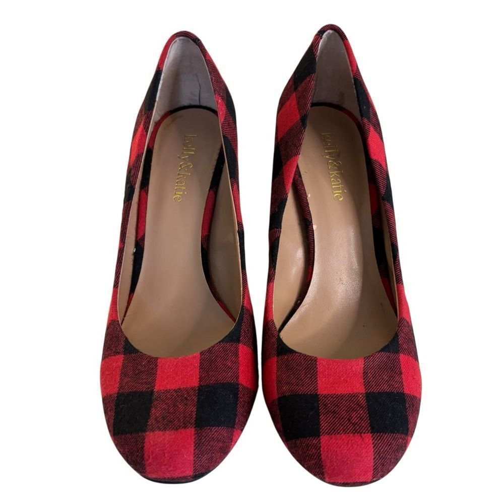 Kelly & Katie Red & Black Plaid Heels in Ladies Size 8.